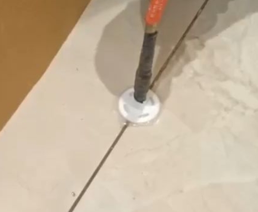 安平瓷砖空鼓维修公司专业解答瓷砖在铺贴过程中，如果没有涂抹均匀到位的粘结材料（如水泥砂浆或瓷砖胶），可能会导致以下问题